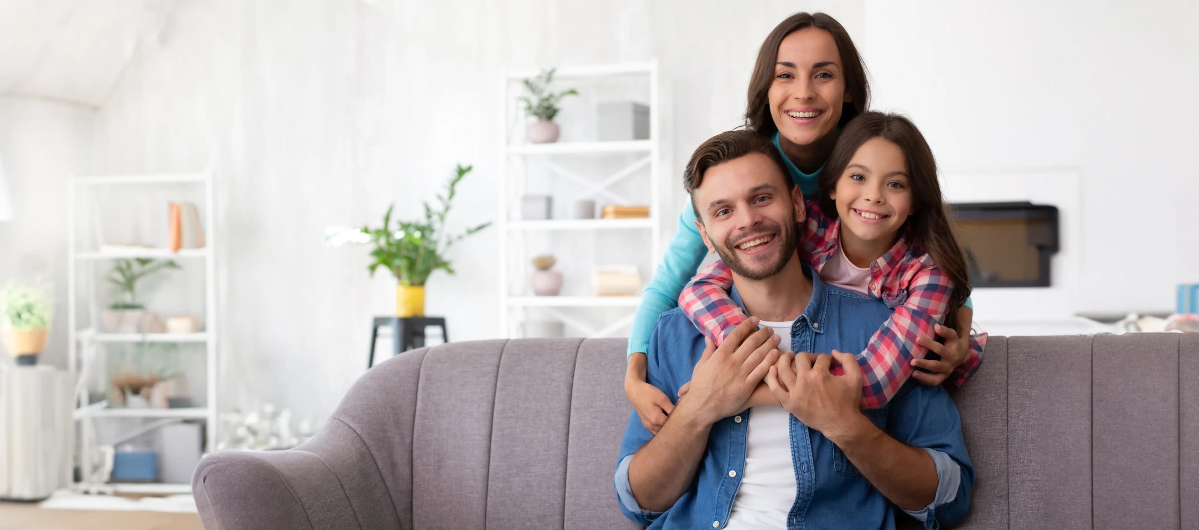 Família sorrindo por possuir seguro